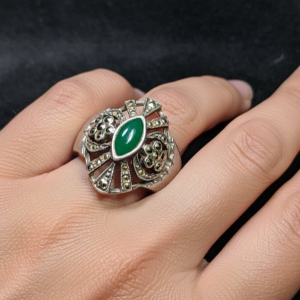 Vintage sterling silver 925 Art Deco style cocktail ring marquise-cut green Jade